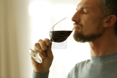 Hombre degustación de vino tinto
