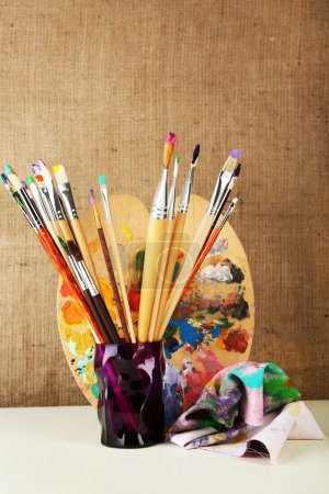 Pinceles con pinturas
