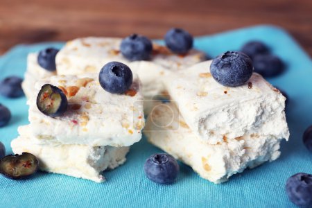 Turrón dulce con nueces y arándanos en servilleta de cerca
