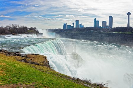 Cataratas del Niágara desde el lado americano y rascacielos en Canadá
