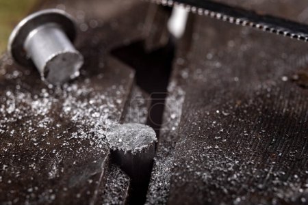 Corte de aluminio con una sierra manual. Locksmith obras realizadas como un aficionado. Lugar de trabajo taller en casa. Corte de aluminio con una sierra manual. Locksmith obras realizadas como un aficionado. Lugar de trabajo taller en casa.