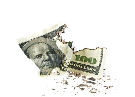 Billete de cien dólares arrugado sobre fondo blanco
