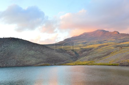 Armenia, lago Kari (lago de piedra) al pie del monte Aragats
