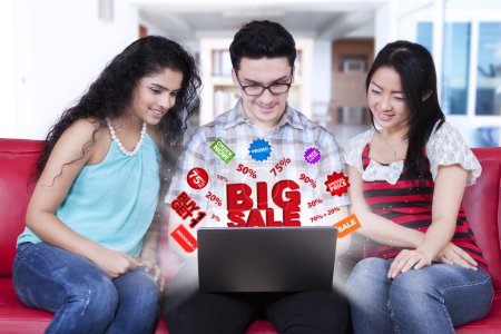 Jóvenes que buscan descuentos en línea
Jóvenes que buscan descuentos en línea