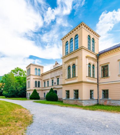 Park und Schloss cechy pod kosirem, Mähren, Tschechische Republik. Schloss im Empire-Stil erbaut. Blick ins Freie vom öffentlichen Park.