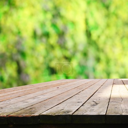 Mesa vacía con fondo verde borroso

