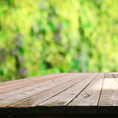 Table vide avec fond vert flou
