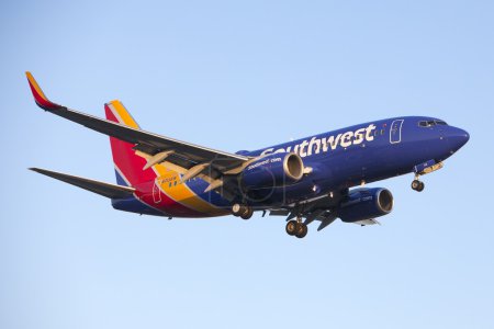 Téléchargez les photos : LOS ANGELES, CALIFORNIE, États-Unis - 24 MAI 2015. Le Boeing 737-7H4 de Southwest Airlines atterrit à l'aéroport de Los Angeles (LAX) le 24 mai 2015. L'avion a une portée de 6,340 miles avec 177 sièges
. - en image libre de droit