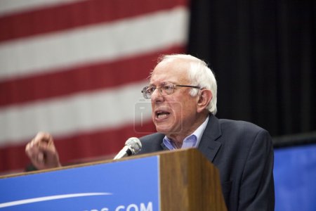 Foto de MADISON, Estados Unidos - 1 de julio de 2015: Estados Unidos El Senador Bernie Sanders (Independent-Vermont) habla en un mitin presidencial en Madison, Wisconsin en el Alliant Energy Center Veteran 's Memorial Colliseum frente a una multitud de más de 10,000 personas
. - Imagen libre de derechos