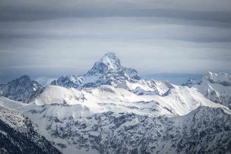 Increíble vista espectacular del invierno a la montaña cubierta de nieve Hochvogel en los Alpes de Allgau, Baviera, Alemania. Increíble vista espectacular del invierno a la montaña cubierta de nieve Hochvogel en los Alpes de Allgau, Baviera, Alemania.