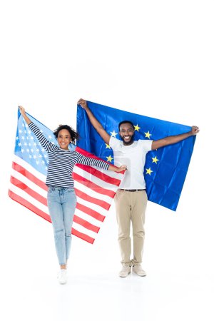 joyeux couple afro-américain tenant les drapeaux des Etats-Unis et de l'Union européenne sur blanc