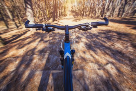 Ciclismo de montaña colina abajo descendiendo rápido en bicicleta
.