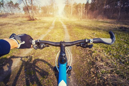 Ciclismo de montaña colina abajo descendiendo rápido en bicicleta
.