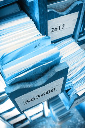 Cajón con papeles de negocios
