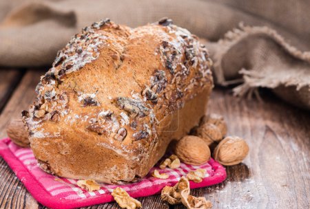 frisch gebackenes Walnussbrot