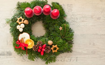 Corona de Adviento con velas rojas para la época pre Navidad
