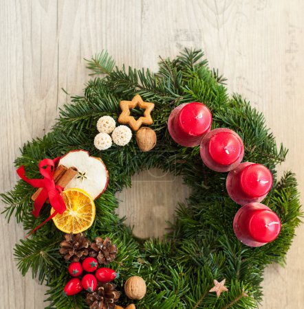 Corona de Adviento con velas rojas para la época pre Navidad
