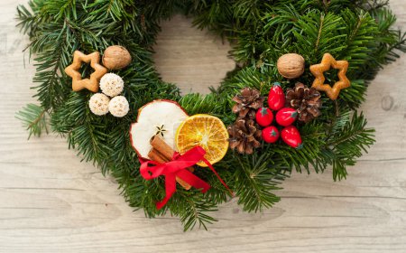 Couronne de l'Avent avec des bougies rouges pour la période d'avant Noël
