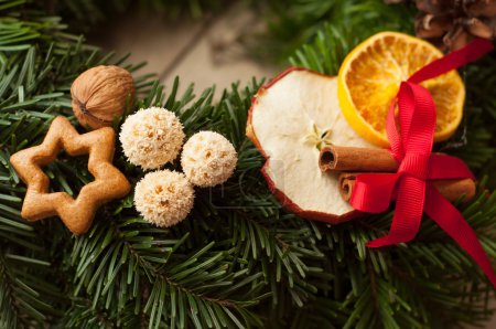 Couronne de l'Avent avec des bougies rouges pour la période d'avant Noël
