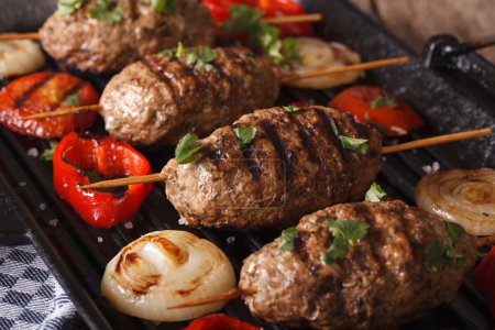 Kofta kebabs con verduras primer plano en una sartén. horizontal
