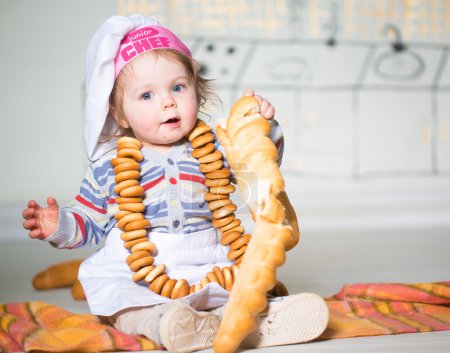 Kleiner Junge in Bäckerei