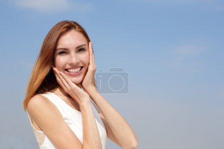 mujer feliz sonriendo