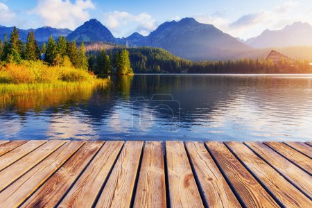 El amanecer sobre un lago en el parque High Tatras. Shtrbske Pleso
,