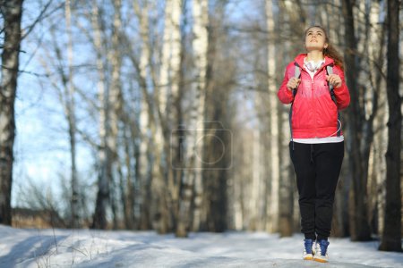 Téléchargez les photos : Jeune fille sportive sur une promenade dans le parc - en image libre de droit