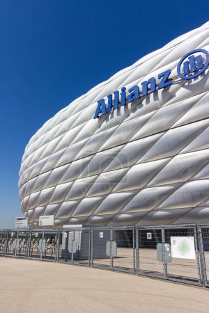 Téléchargez les photos : Munich, Allemagne - 08 26 2011 : Stade Allianz Arena à Munich, Allemagne un jour d'été. - en image libre de droit