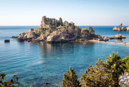 Foto de Isola Bella (Hermosa isla) es una pequeña isla hermosa cerca de Taormina, Sicilia - Imagen libre de derechos