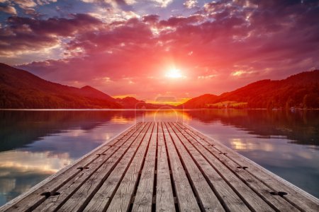 Téléchargez les photos : Belle vue sur le coucher du soleil depuis une plate-forme en bois à Fusch am see, Autriche - en image libre de droit