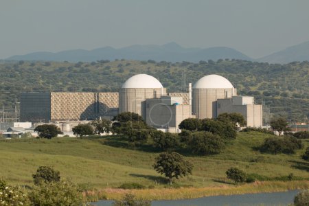 Foto de Central nuclear de Almaraz en el centro de España, rodeada de un florido fuego - Imagen libre de derechos