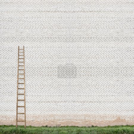 Foto de Enorme pared de ladrillo blanco con una escalera de madera y fondo de hierba verde - Imagen libre de derechos