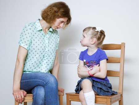 Photo pour Conflit entre la jeune mère et sa petite fille - image libre de droit