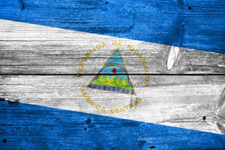 Bandera de Nicaragua pintada sobre madera vieja
