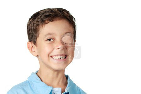 Niño con parche ocular aislado sobre fondo blanco
