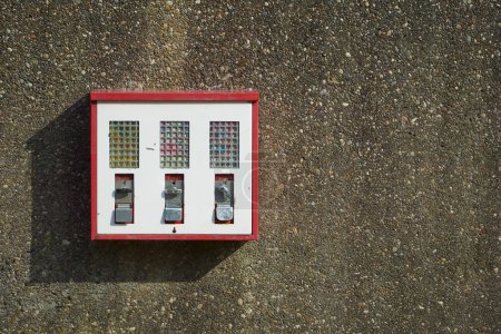 Máquinas de goma de mascar en una pared de la casa
