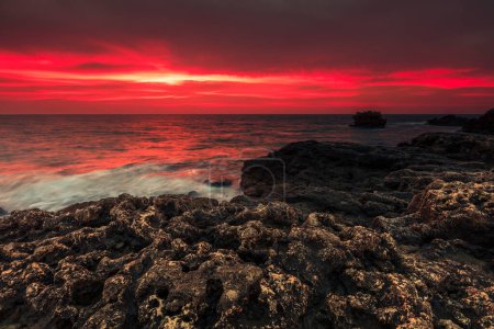 Tyulenovo costa - Sangre roja amanecer por el mar