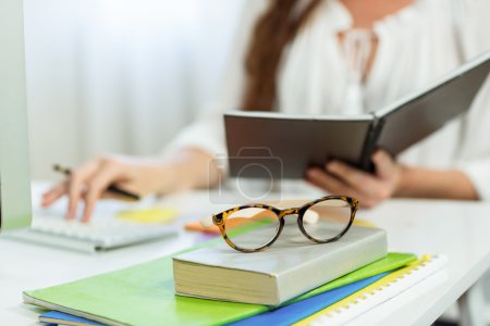  Empresaria sosteniendo bloc de notas
 