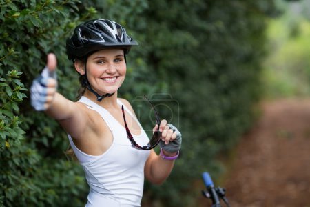 Mujer sonriente mostrando pulgares hacia arriba
Mujer sonriente mostrando pulgares hacia arriba