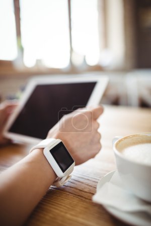 Hände der Frau mit digitalem Tablet