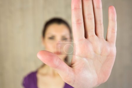 Femme montrant le panneau stop