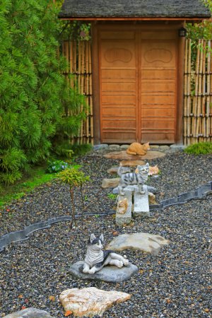 Japanische Keramikkatzen als Glücksbringer zur Dekoration des Zen-Styles 