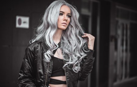 Hermoso modelo con cabello largo saludable al aire libre
