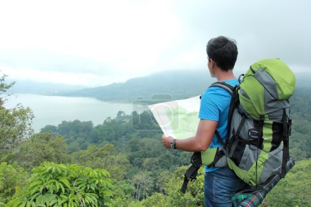 joven asiático hombre viaje mochilero, al aire libre
