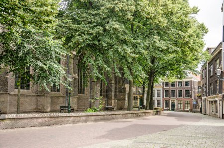 Téléchargez les photos : Vlaardingen, Pays-Bas, 4 juillet 2021 : place du marché de la ville avec des maisons traditionnelles en briques construites autour de la principale église protestante - en image libre de droit