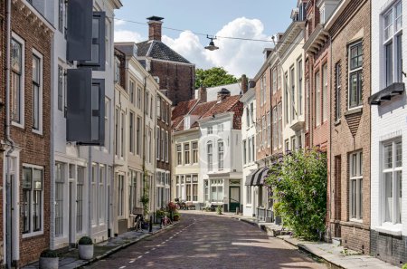 Téléchargez les photos : Middelburg, the Netherlands, July 25, 2021: picturesque street with brick facades in the old town on a sunny day - en image libre de droit