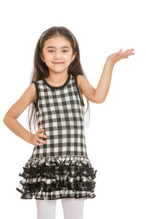 Elegante niña de pelo oscuro con el pelo largo y cuadros de moda
 