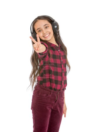 Hermosa chica de pelo oscuro sonriente en una camisa a cuadros y jeans li

