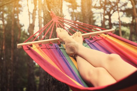 Mujer descansando en la hamaca al aire libre en el día de verano, primer plano